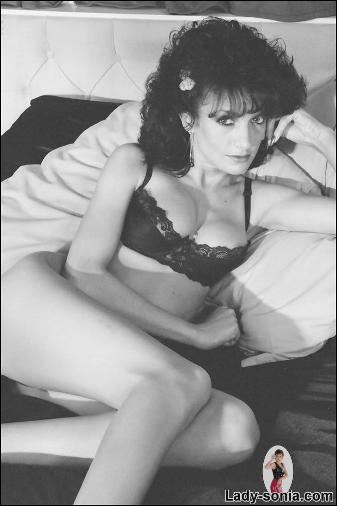 Retro leggy milf
